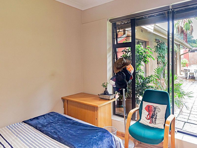 Exceptional 4-Bedroom House with 3 Flatlets - Photo 10