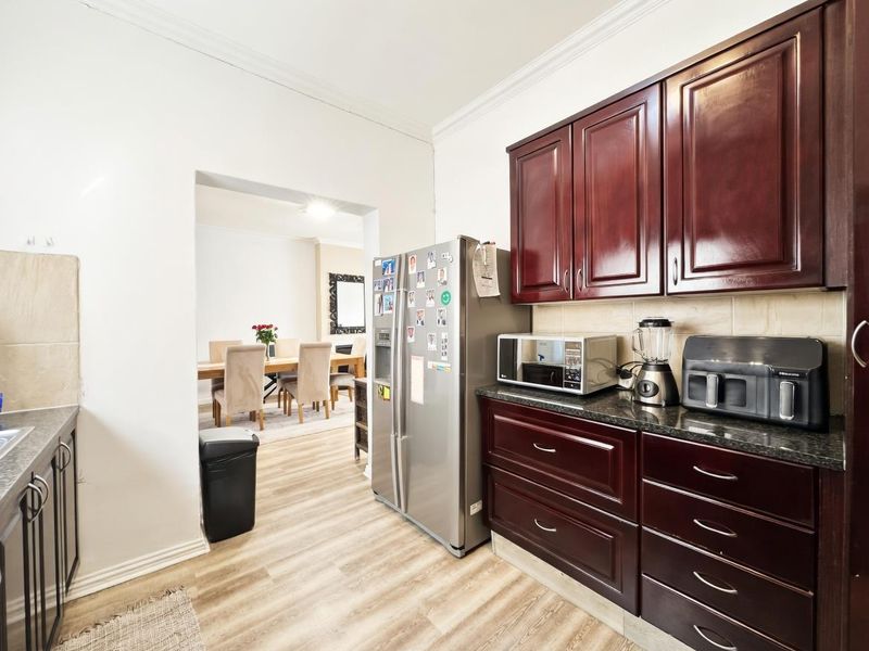 BEAUTIFUL 3 BEDROOM APARTMENT FOR SALE IN PORTLAND PLACE - Photo 4