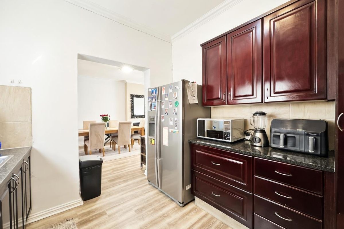 BEAUTIFUL 3 BEDROOM APARTMENT FOR SALE IN PORTLAND PLACE - Photo 4