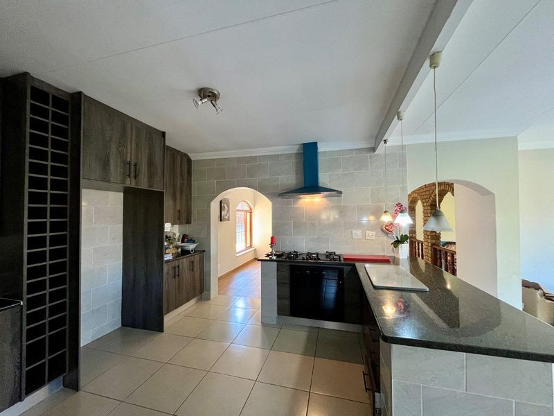 4 bedroom home with flatlet in boomed off area - Photo 3