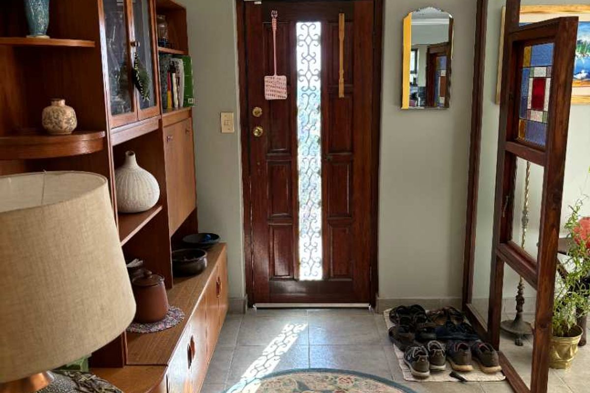 Location, Views, Space, and a Beautifully Updated Interior — Exceptional Value in Upper Darling - Photo 5