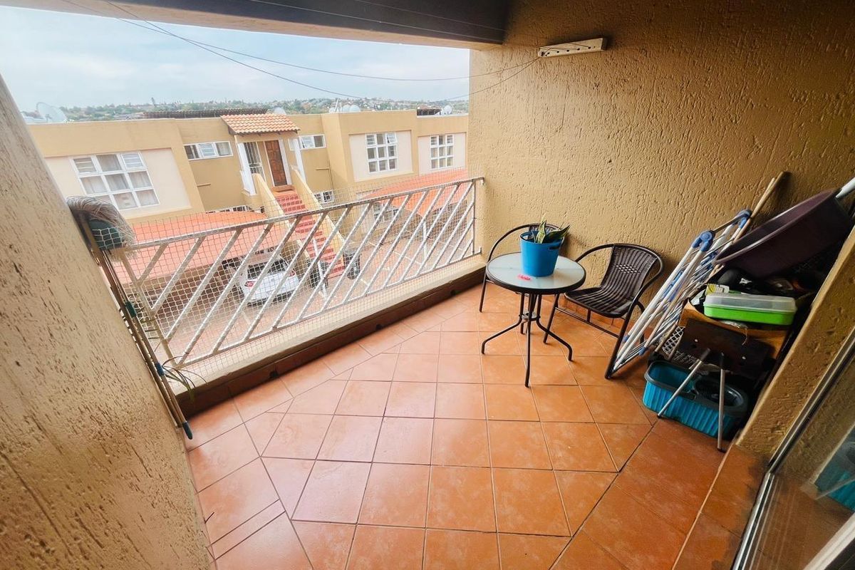 "Prime Location: Minutes from Schools, Shopping & Health! - Photo 3