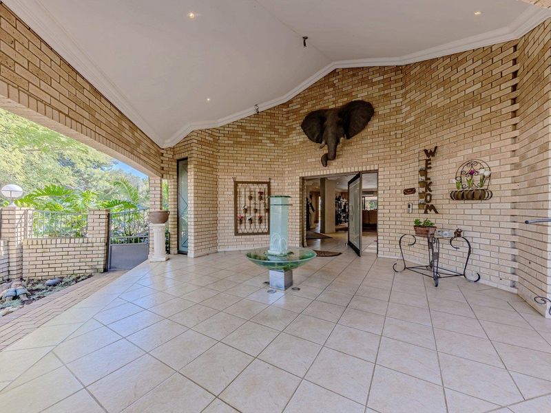 Luxury Family Estate with Flatlet, Borehole & Solar Power in Featherbrooke Estate - Photo 4