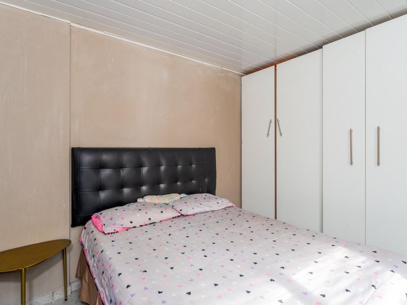 Versatile 3-Bedroom Home with Two Separate Entrances – Excellent Investment Opportunity - Photo 9