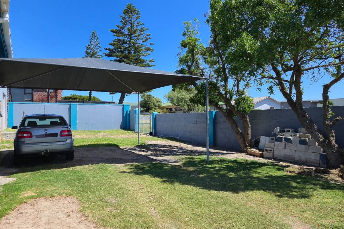 Charming 3-Bedroom House with Expansive Braai Area and Secure Living! Gansbaai CBD - Photo 3