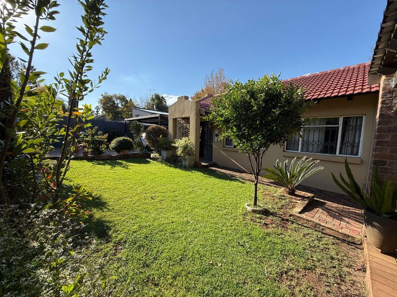 Neat 2 Bedroom Home with Entertainment Patio - Photo 3