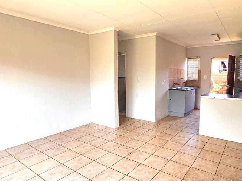 NEAT AS A PIN - WITH SPACE GALORE!! - Photo 6