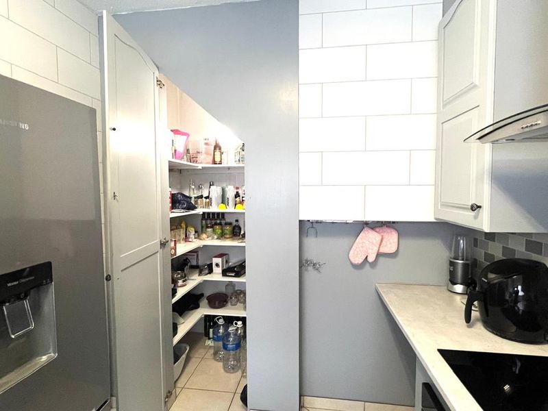 Double Storey Delight! Modern Townhouse + Pet-Friendly!! - Photo 2