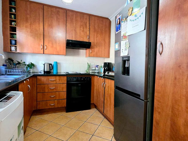 Charming 2-Bedroom Home in Secure, Pet-Friendly Complex - Photo 8