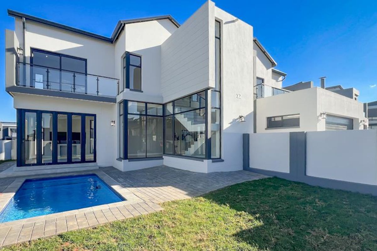 Double-Volume Elegance, Designer Finishes & Family Comfort - Photo 3