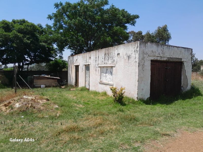 Walled 2 Houses in a plot(1,78 ha) next to Main Road,close to the shops - Photo 10