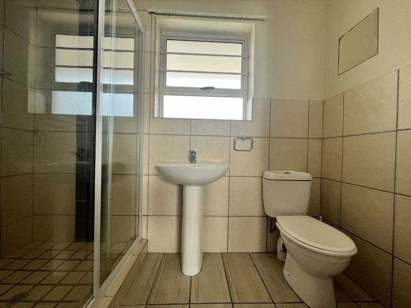 Bachelor flat to let in Summerstrand - Photo 10