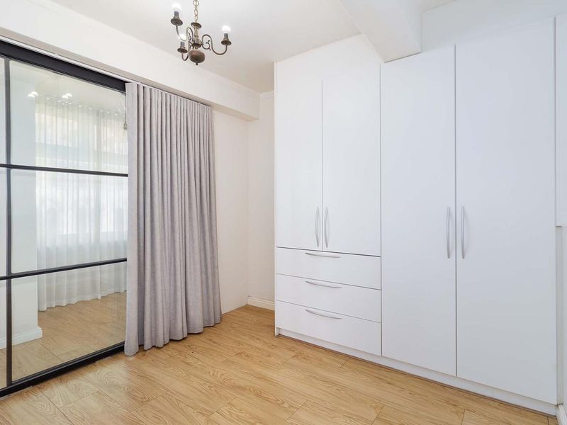 Spacious and convenient city living in central Cape Town - Photo 6