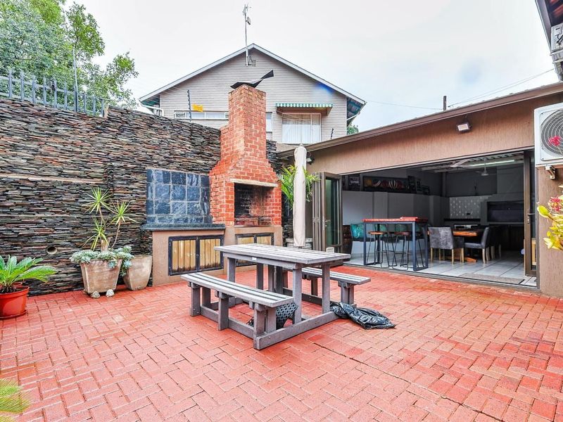 Ultimate Peace of Mind: Newly Painted, Move-In Ready House with Total Off-Grid Readiness - Photo 3