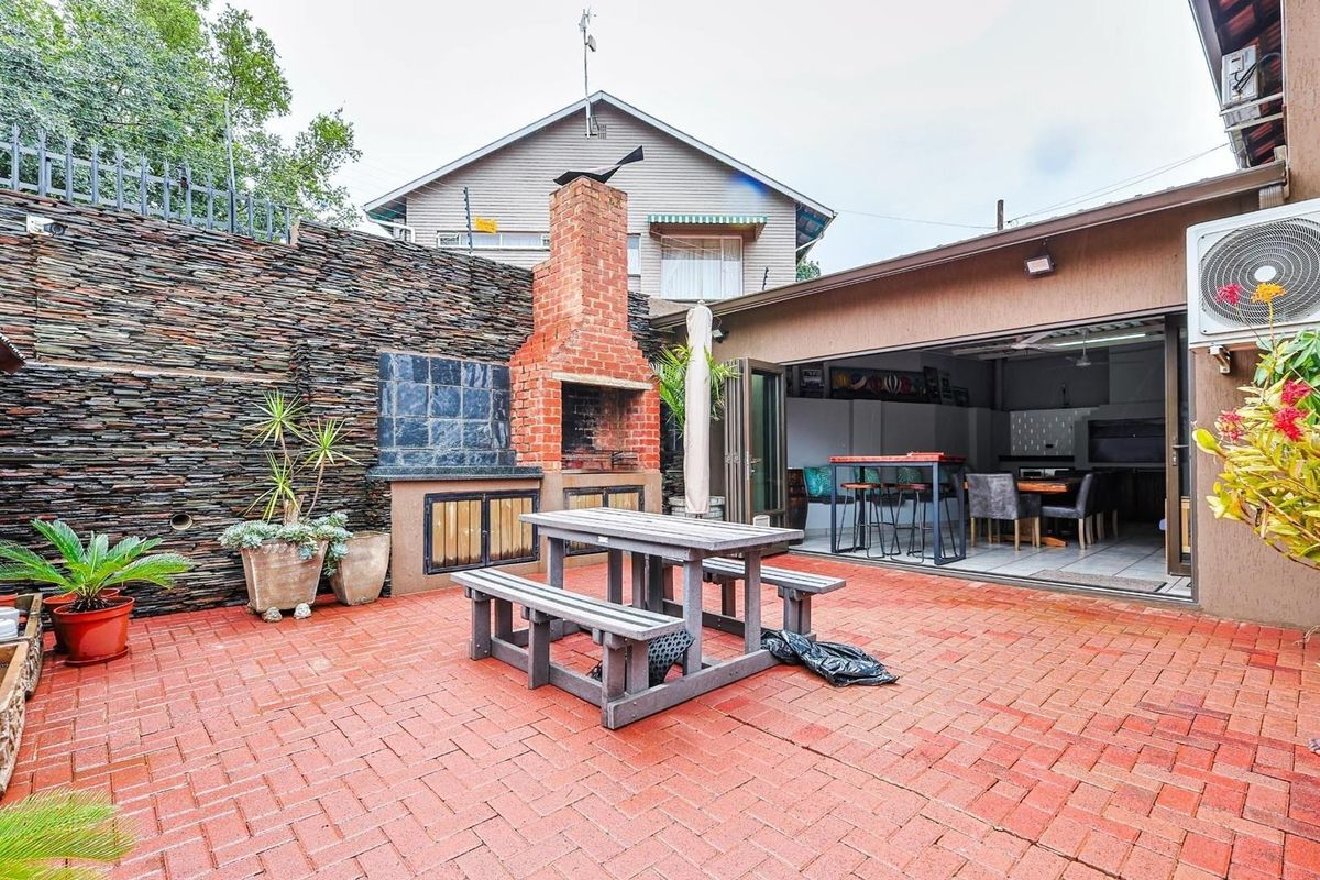 Ultimate Peace of Mind: Newly Painted, Move-In Ready House with Total Off-Grid Readiness - Photo 3