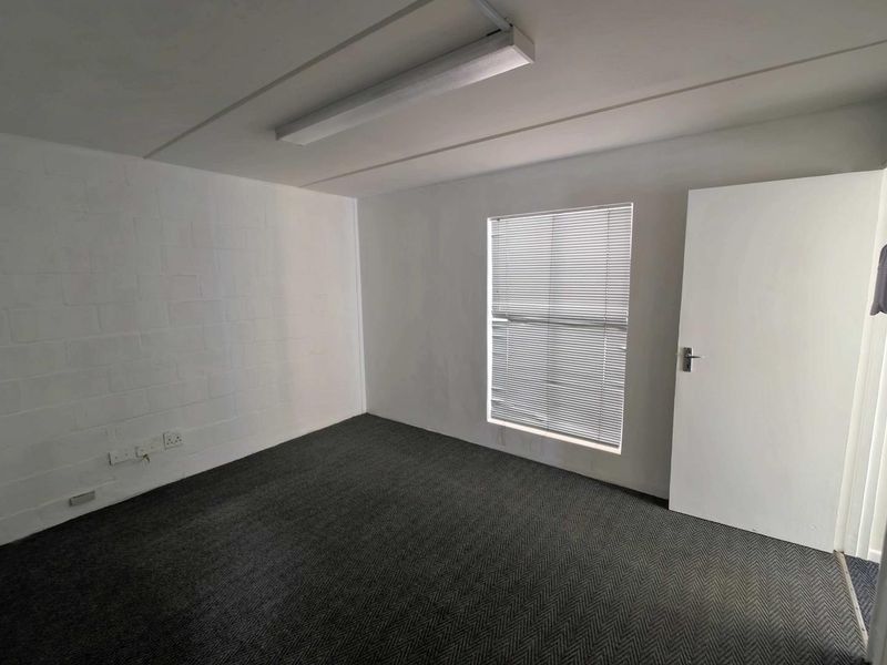 MINI WAREHOUSE/OFFICES TO LET - MONTAGUE GARDENS - Photo 5
