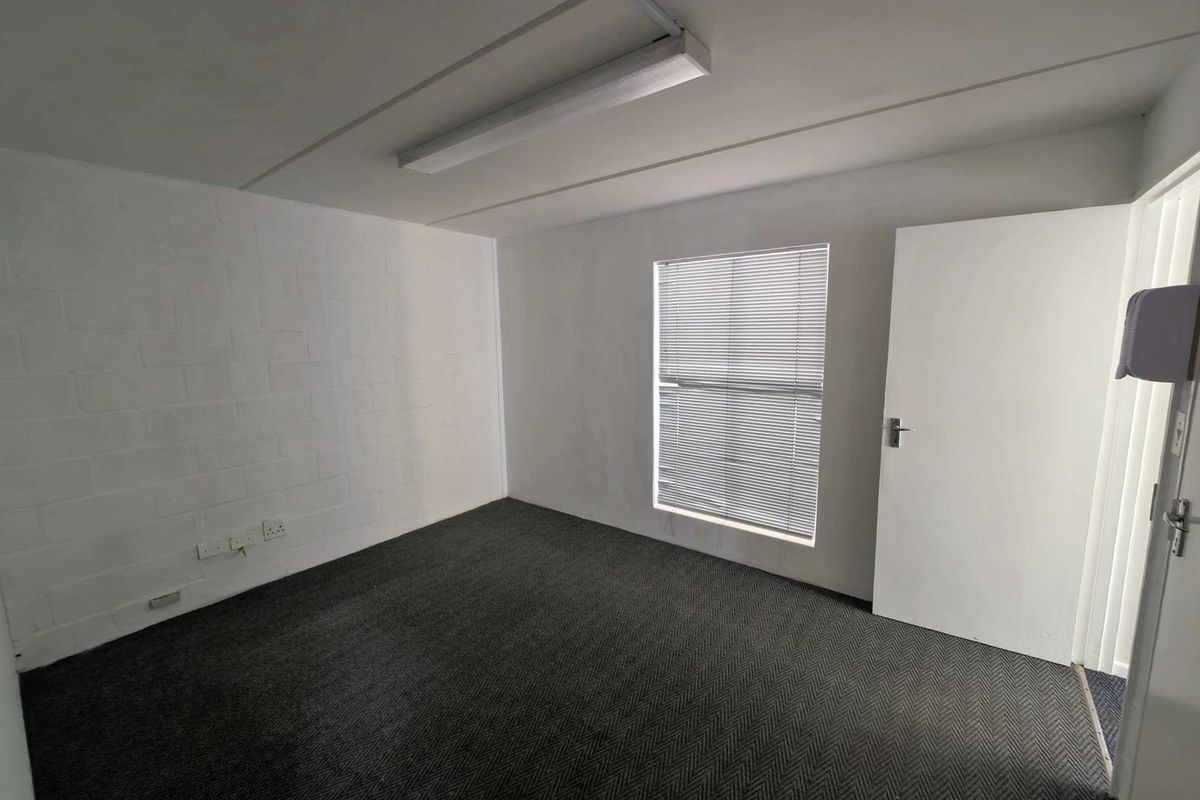 MINI WAREHOUSE/OFFICES TO LET - MONTAGUE GARDENS - Photo 5