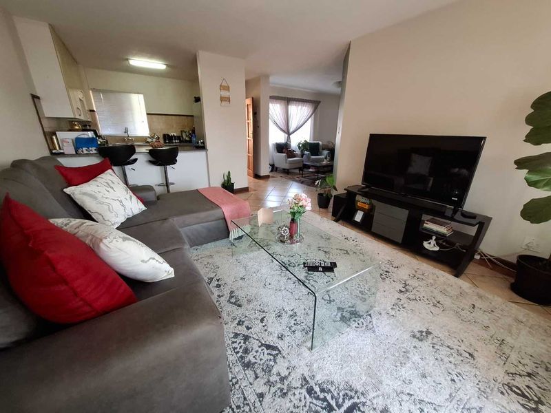 Modern 2 bedroom Top unit in Die Hoewes - Photo 6