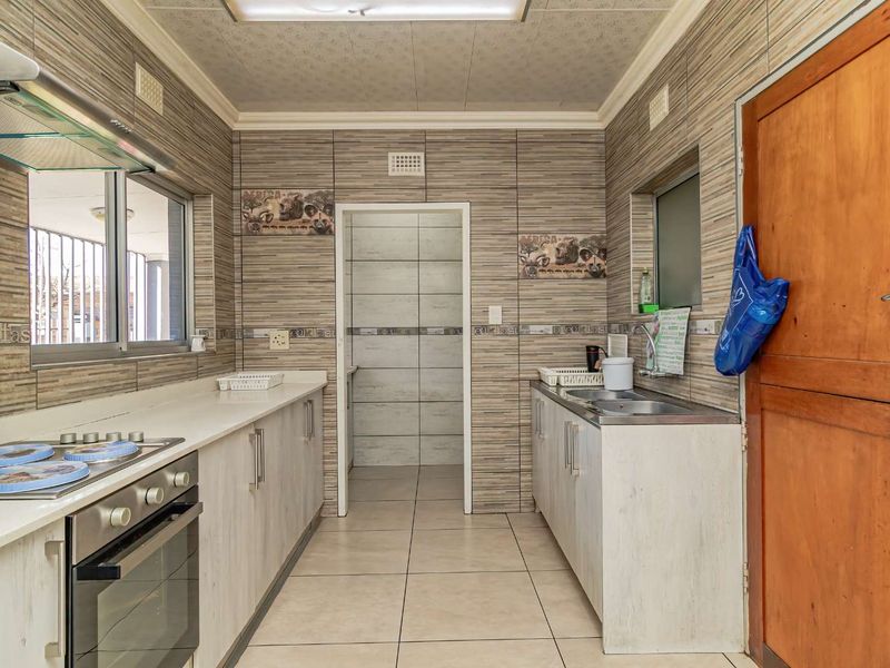 Gorgeous 5 Bedroom home - Photo 9