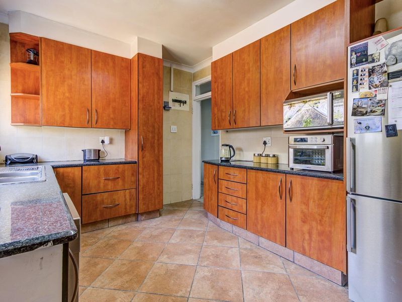 SUNNY FAMILY HOME WITH FULL SOLAR AND WATER BACK UP! - Photo 10