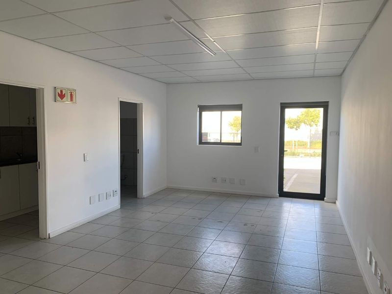 Prime Warehouse Space: Secure Location & Modern Amenities - Photo 2