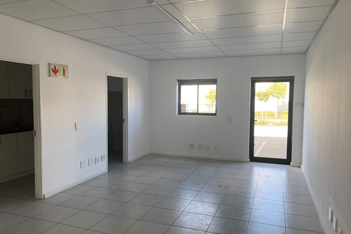 Prime Warehouse Space: Secure Location & Modern Amenities - Photo 2