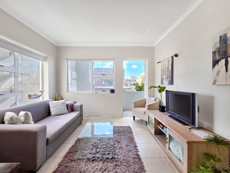 3 Bedroom Apartment with Parking, Steps from the Promenade - Photo 4
