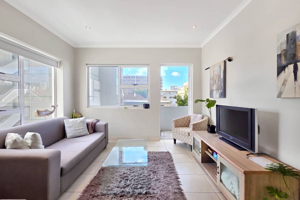 3 Bedroom Apartment with Parking, Steps from the Promenade - Photo 4