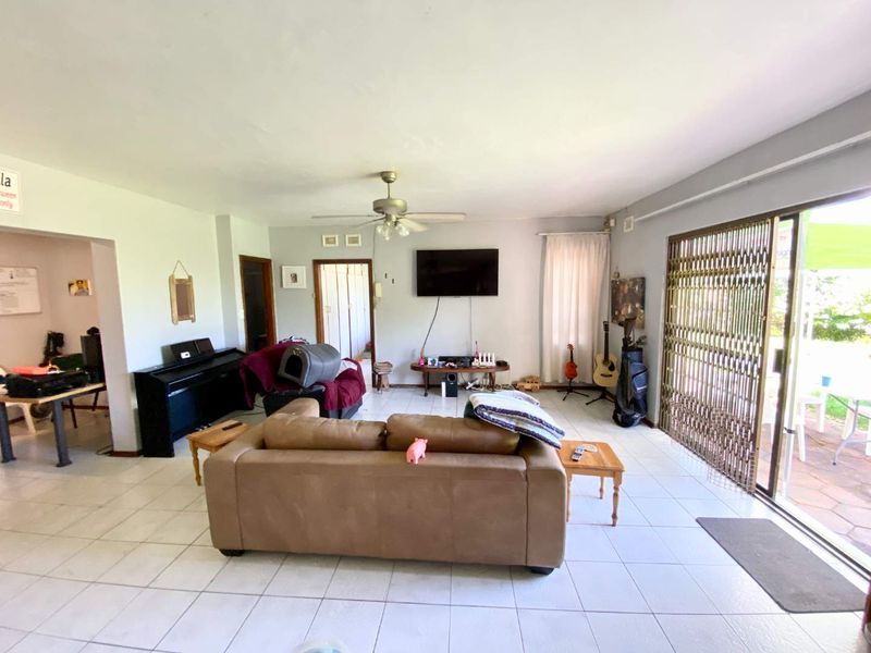 Spacious Family Home in Umhlanga (Shared Property- Furnsihed) - Photo 4