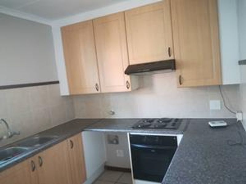 Stunning Top Unit Available to Rent- 1 May 2026 - Photo 5