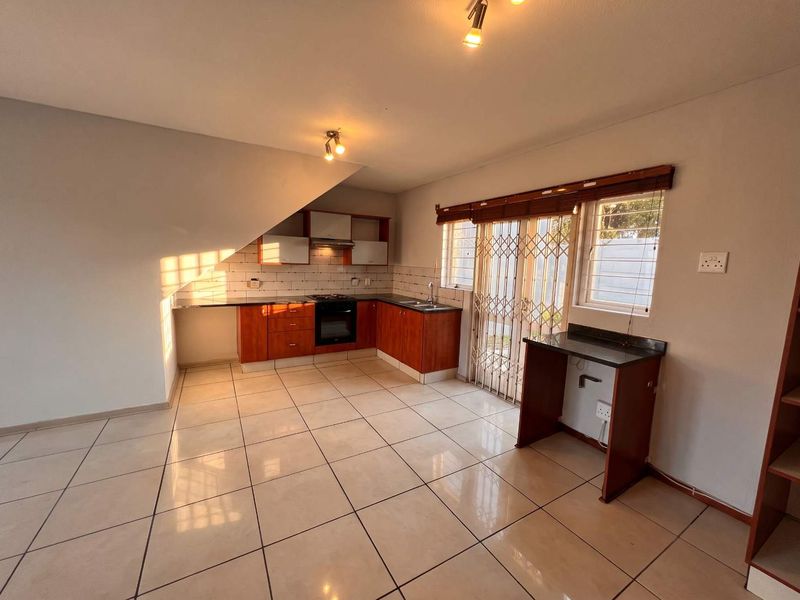 Beautiful Two Bedroom Garden Apartment in Broadacres - Photo 4