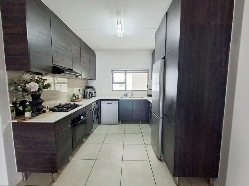 Immaculate 2 bed, 2 bath, 2nd floor apartment available in Petervale - Photo 2
