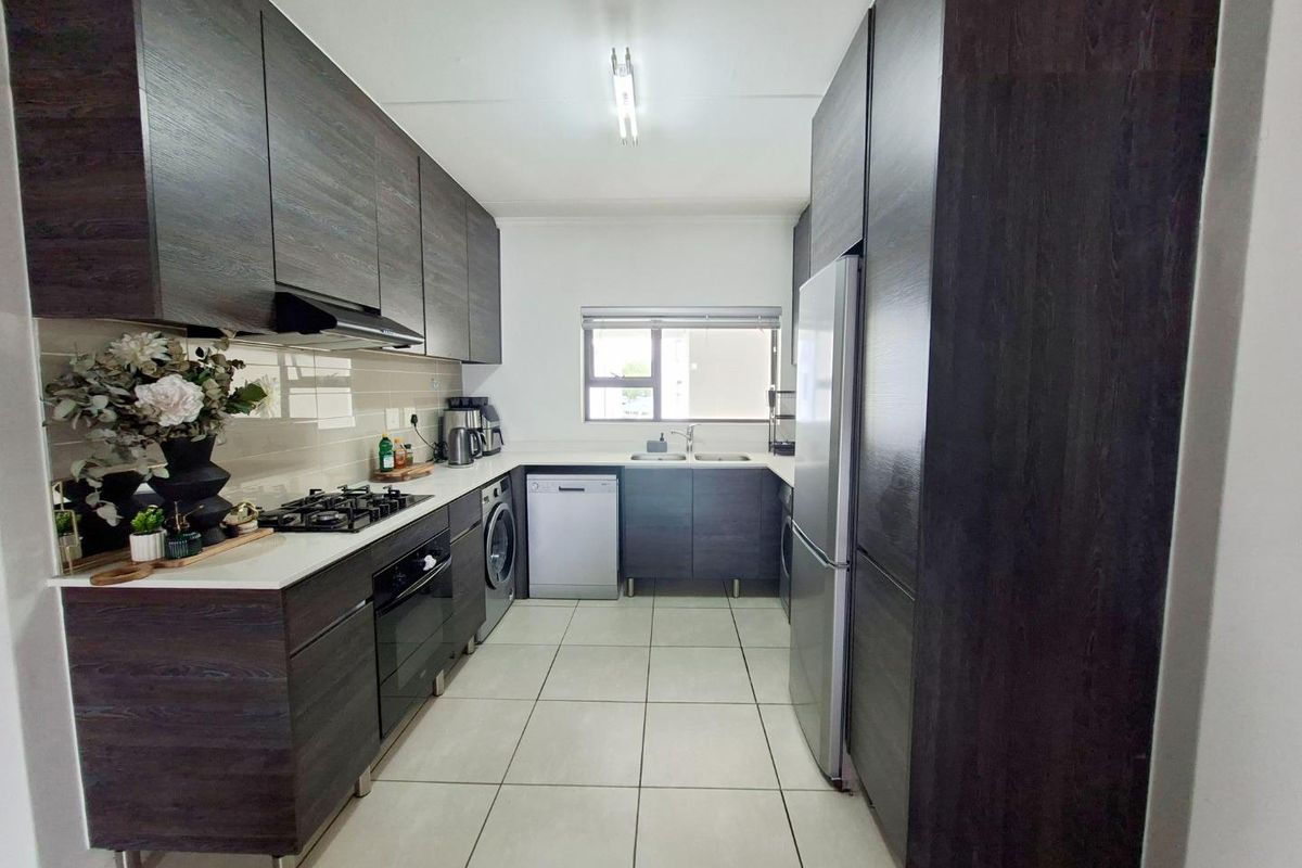 Immaculate 2 bed, 2 bath, 2nd floor apartment available in Petervale - Photo 2