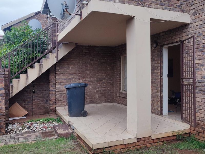 Charming 2 Bedroom Apartment with Garden Oasis - Photo 3