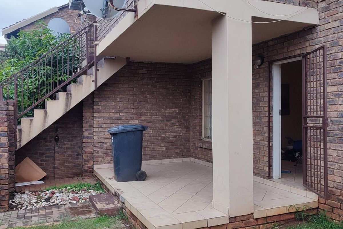 Charming 2 Bedroom Apartment with Garden Oasis - Photo 3