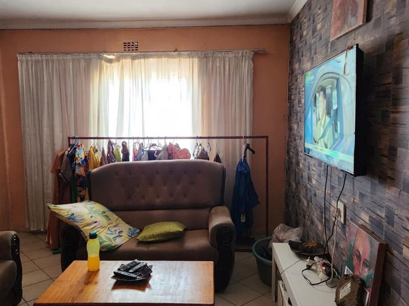 Charming Three-Bedroom Home for Sale in Site C, Khayelitsha - Photo 8