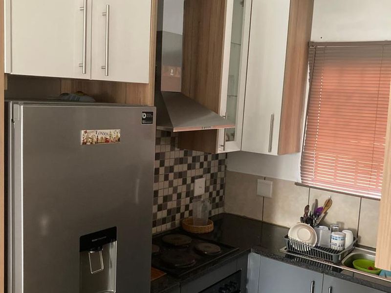 THREE BEDROOM TOWNHOUSE FOR SALE IN DAWN PARK - Photo 3