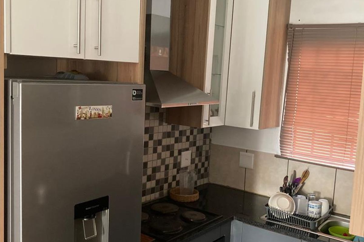 THREE BEDROOM TOWNHOUSE FOR SALE IN DAWN PARK - Photo 3