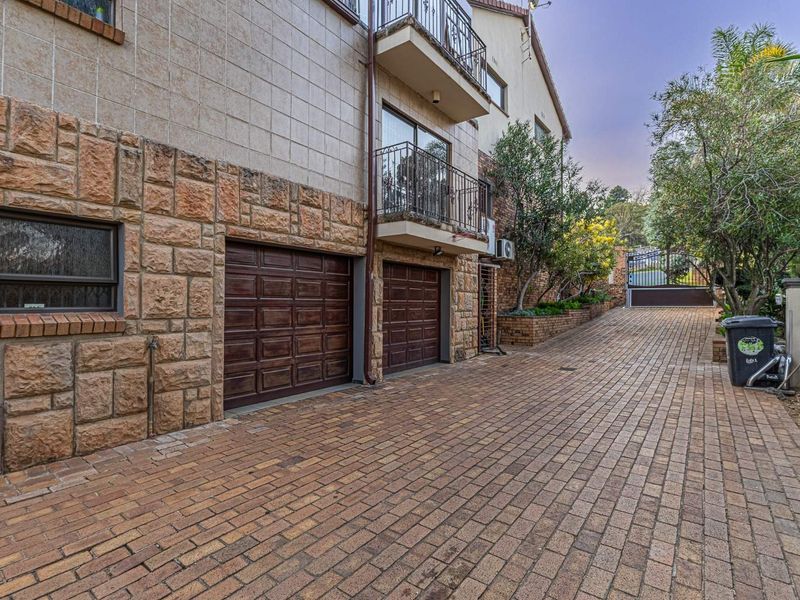 Luxury Family Home with Spectacular Panoramic Views in Glenvista - Photo 3