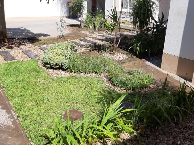 4 Bedroom 2 bathroom secure townhouse on one level - Photo 8