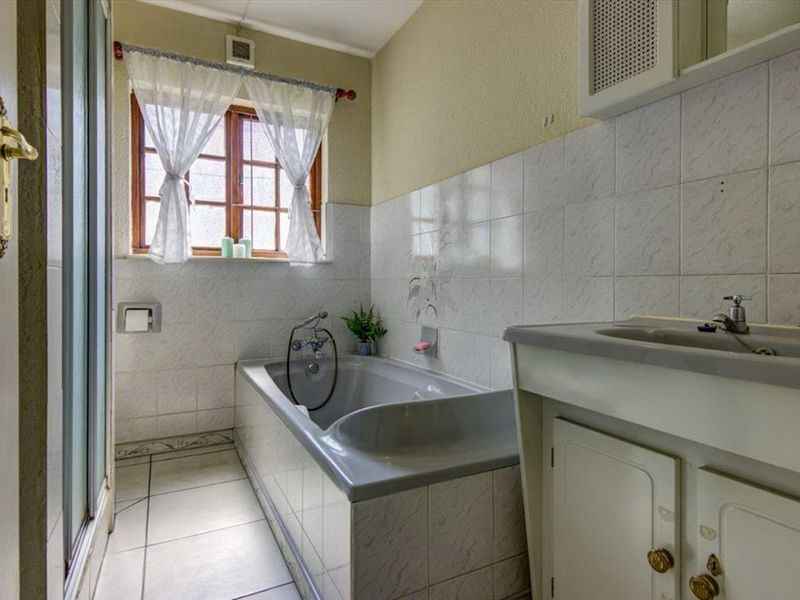 Neat and Spacious Cluster in Secure Complex - Photo 3