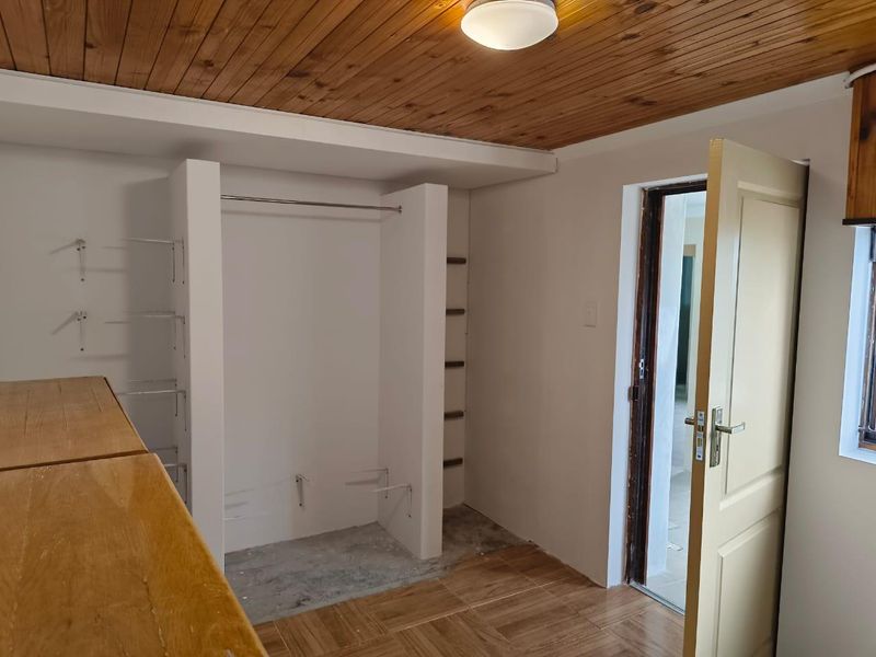 Three-bedroom Garden cottage with small garden to rent. - Photo 10