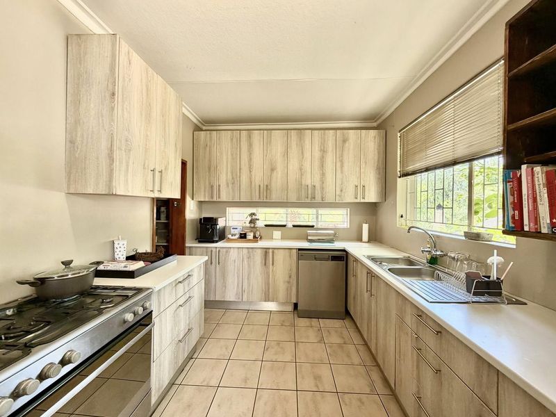 4 Bedroom House For Sale in Old Pionierspark - Photo 6