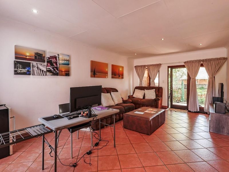 Perfect Mooikloof Ridge Home – Spacious Bedrooms, Big Garden, Great Amenities - Photo 6