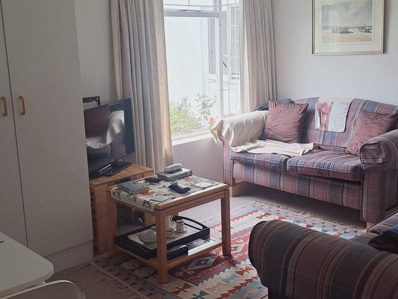 GARDEN FLAT with a LOCK-UP GARAGE - Photo 3