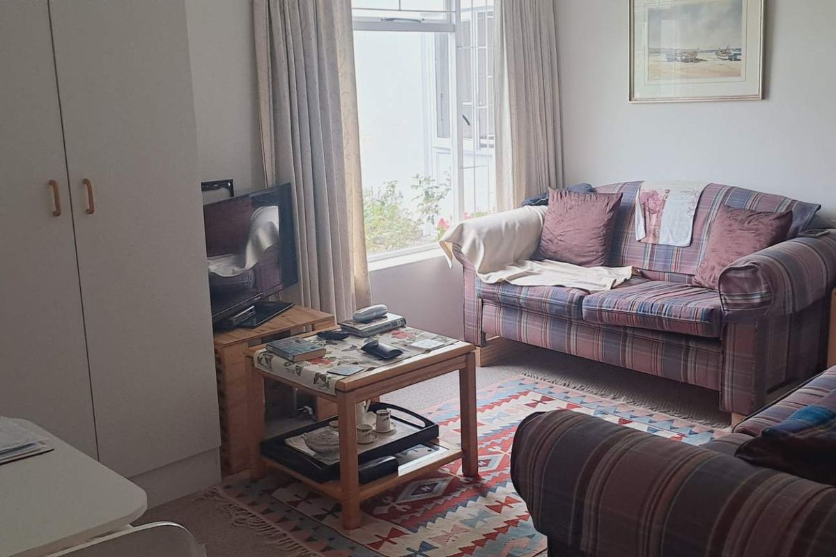 GARDEN FLAT with a LOCK-UP GARAGE - Photo 3