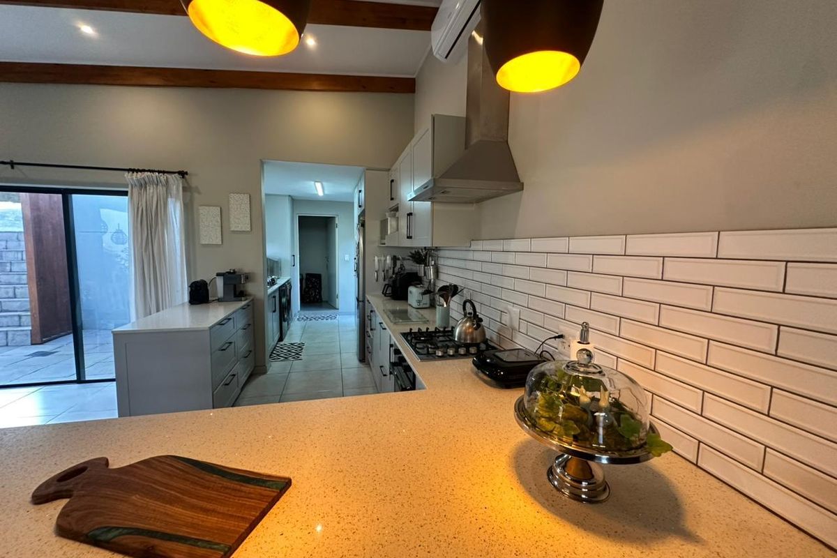 Spacious family Home - Photo 3