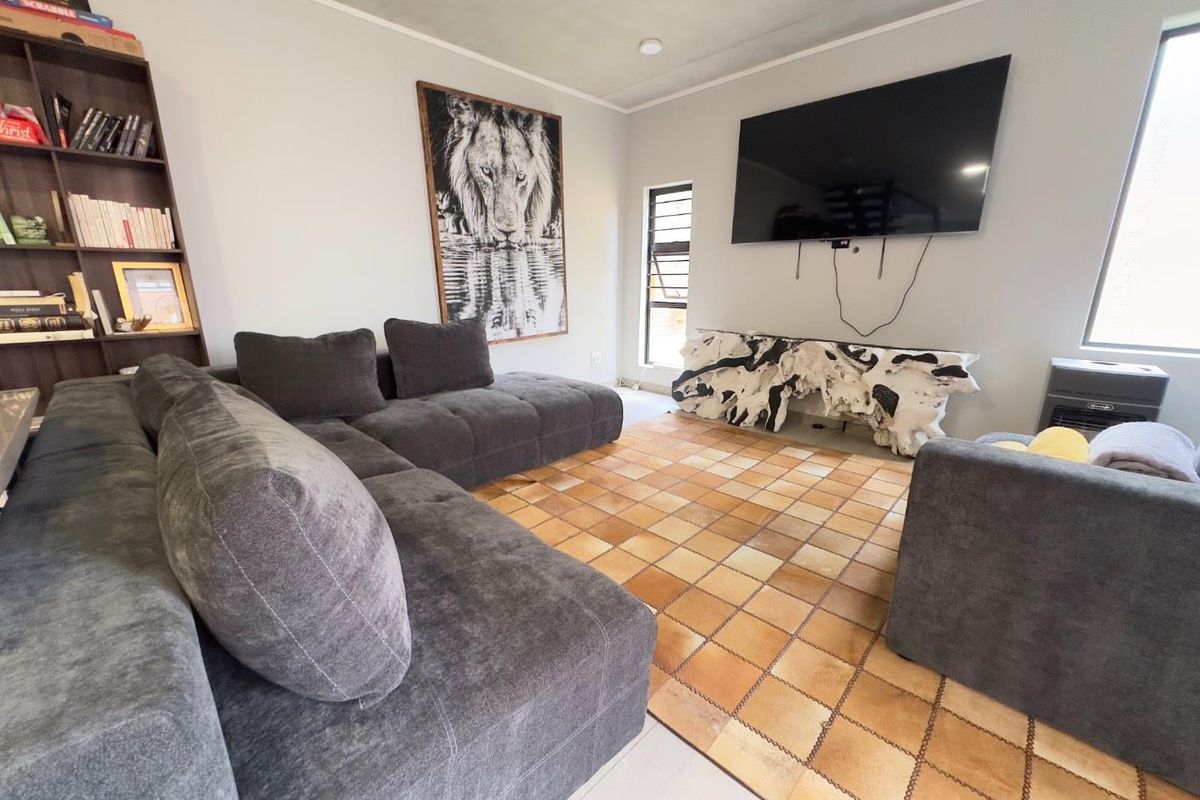 Newly built modern house in sort after secure complex - Photo 4