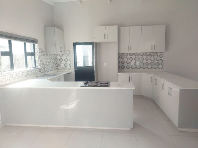 Modern 4 Bedroom for Rental in Palm Lakes Estate - Photo 3