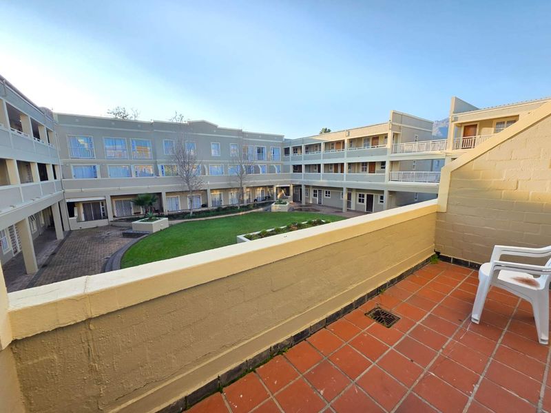 Newly Renovated 4 Bed 2 Bath Apartment open plan living area with kitchenette with 4 Secure Parkings allocated - Photo 10